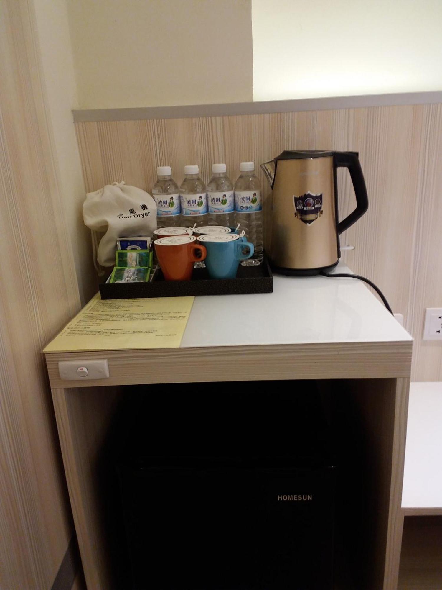 M Hotel Kaohsiung Rom bilde